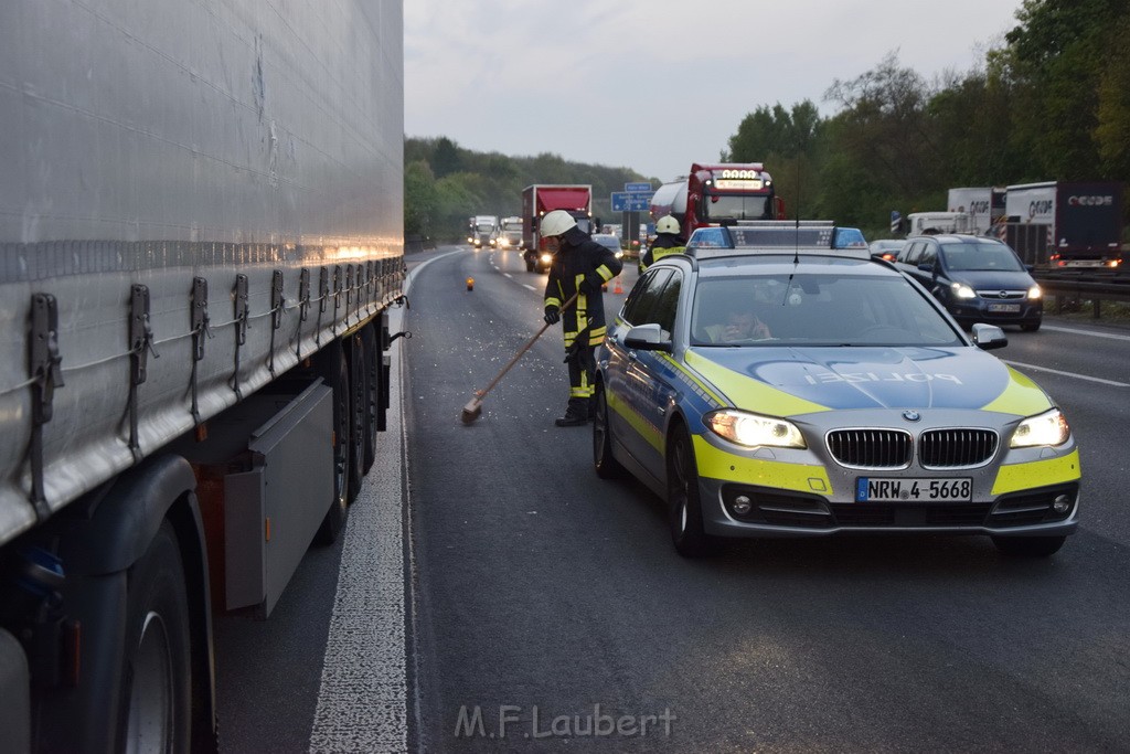 A 4 Rich Olpe vor Rodenkirchener Bruecke Heizoel LKW verliert Heizoel P06.JPG - Miklos Laubert